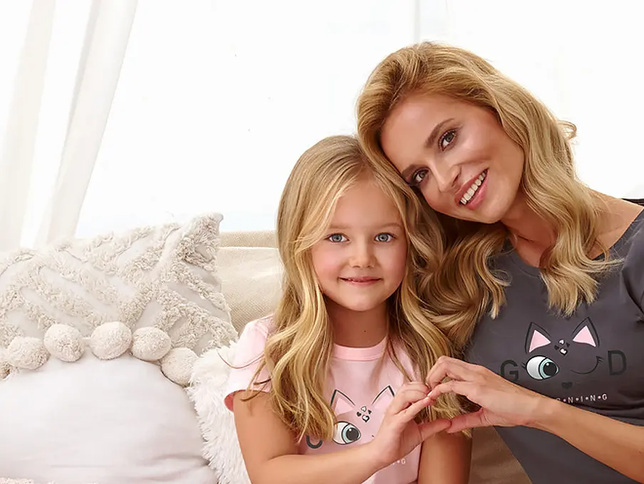 Młoda mama z córką w pasujących piżamach - Odkryj kategorię piżam dziewczęcych dla dzieci online