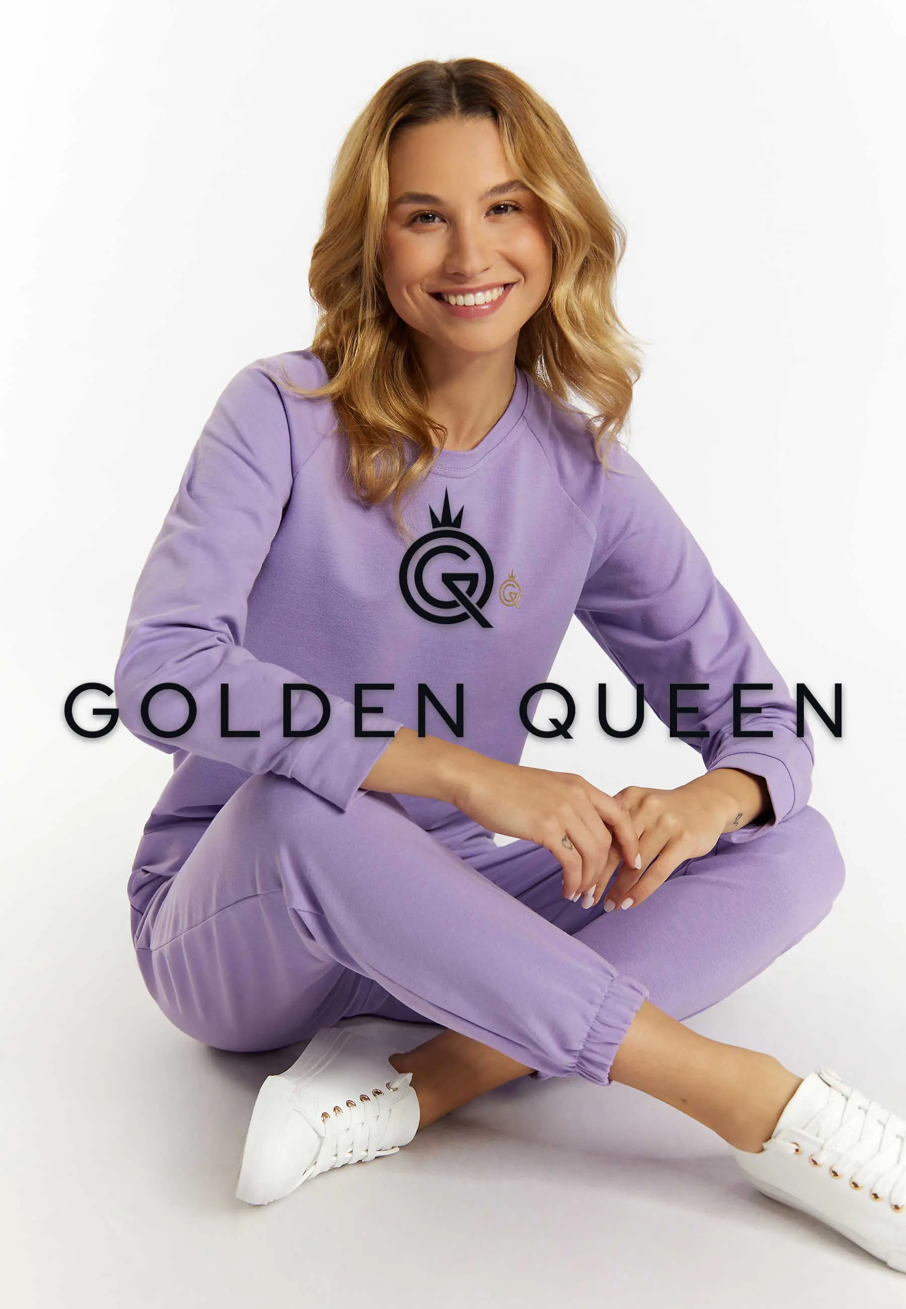 Uśmiechnięta kobieta w liliowym dresie - Odkryj kolekcję odzieży marki Qolden Queen w sklepie online