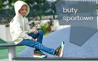 Chłopiec w modnych butach sportowych, bluzie z kapturem i jeansach - sprawdź chłopięce obuwie sportowe