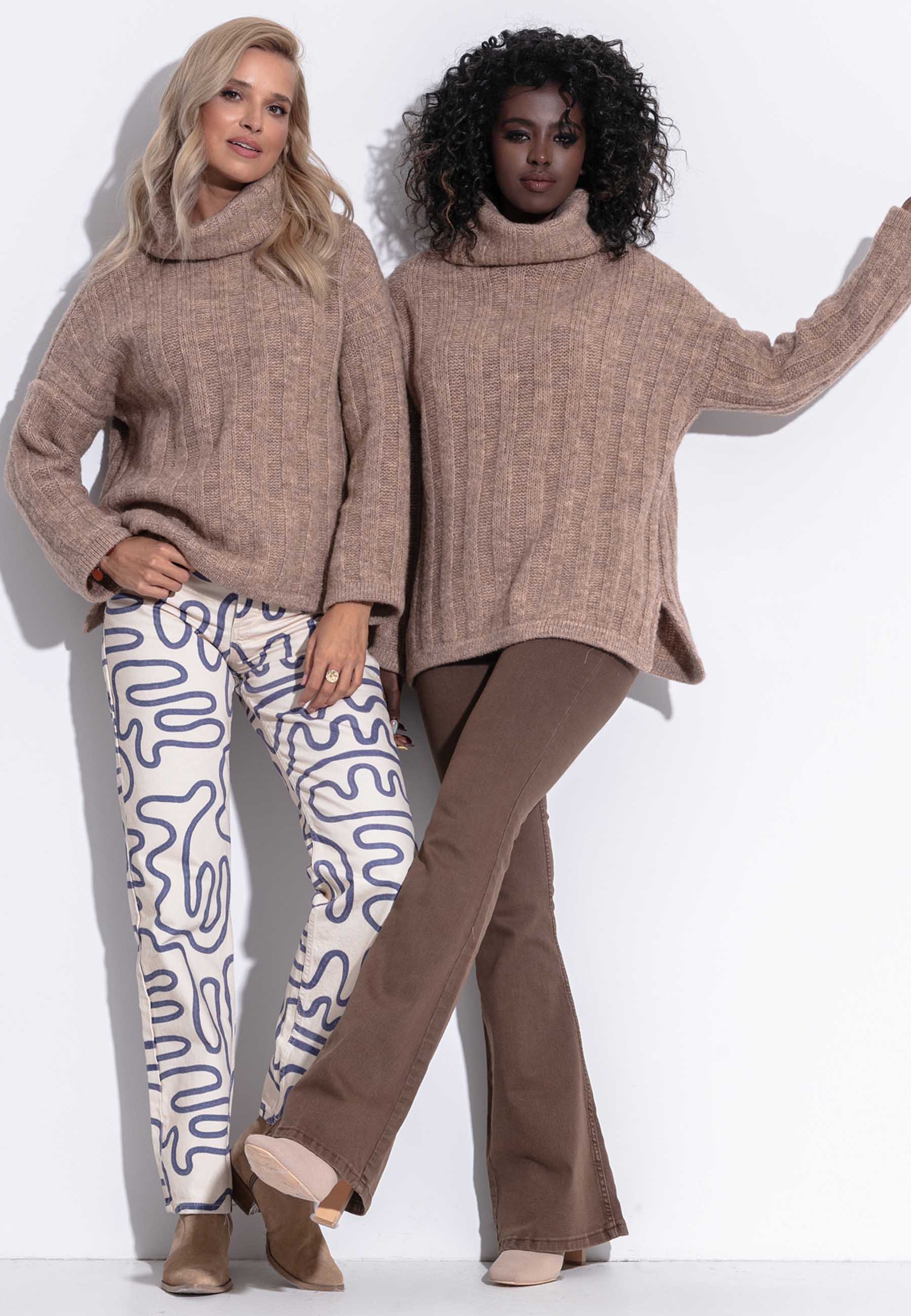 Sweter oversize z golfem latte