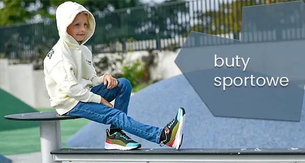 Chłopiec w modnych butach sportowych, bluzie z kapturem i jeansach - sprawdź chłopięce obuwie sportowe